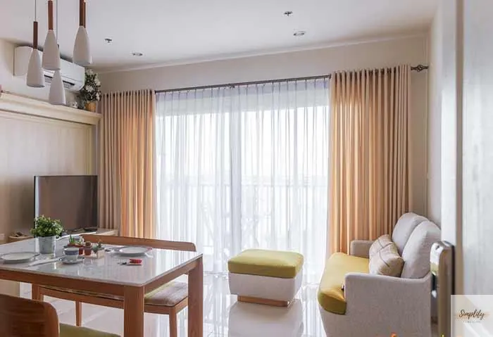 Phòng khách có rèm cửa màu sáng